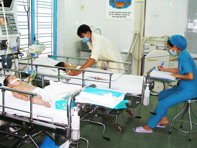 Con nguy kịch vì cha mẹ tự ý làm bác sĩ