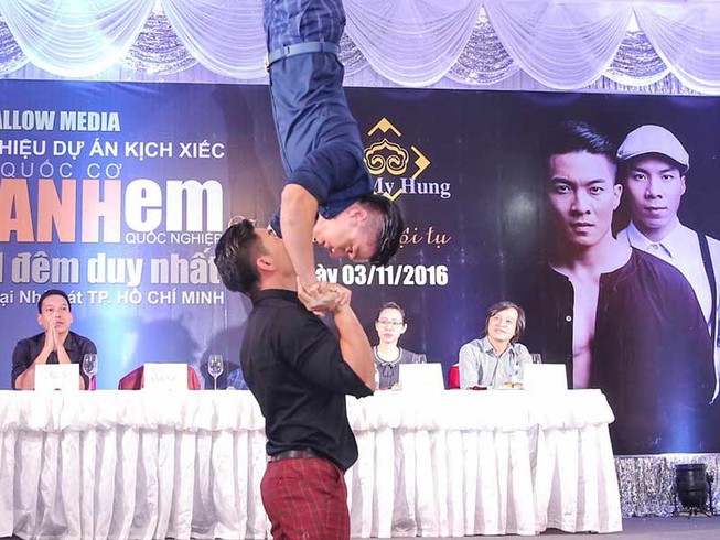 Quốc Cơ-Quốc Nghiệp gọi xe cứu thương sẵn khi diễn xiếc