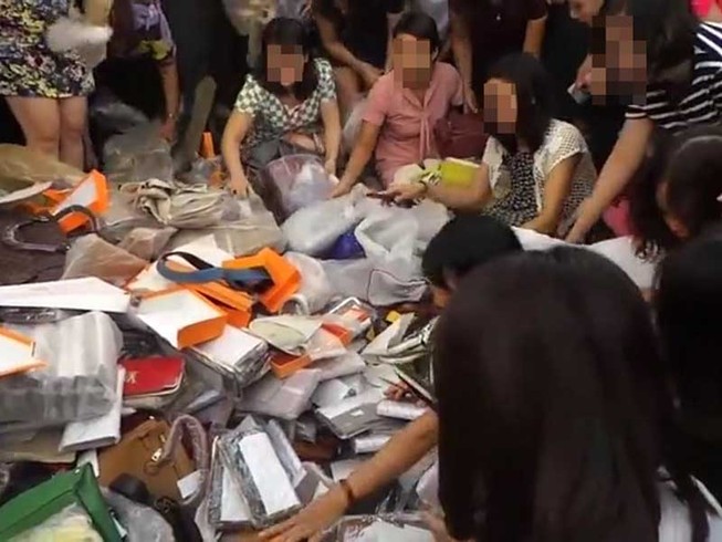 Quan khách tranh giành hàng giả: Có thể bị phạt