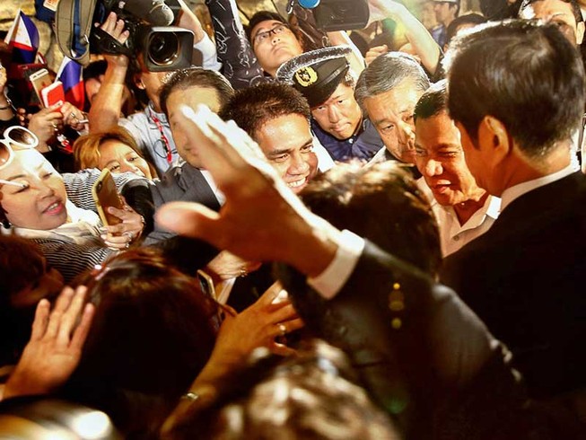 Duterte vừa đến Nhật đã chỉ trích Mỹ
