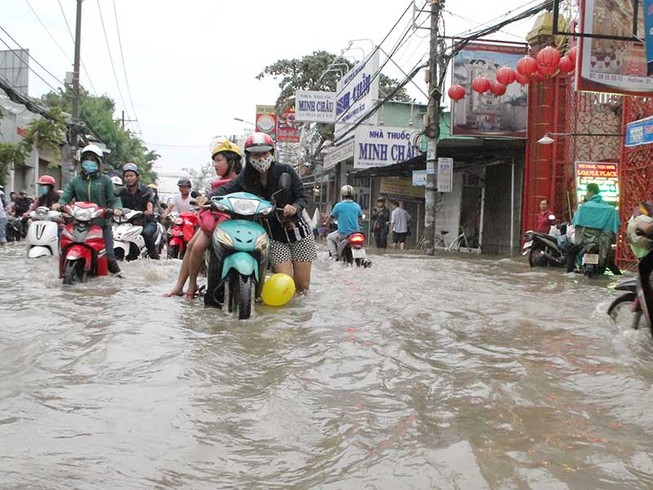 Nhìn dân nâng nhà, thấy chống ngập… hoang mang!
