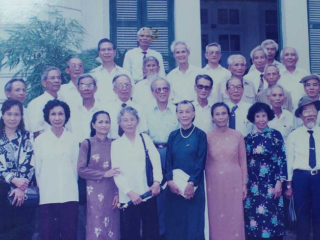 Cụ bà 92 tuổi cắp sách đi học tiếng Anh