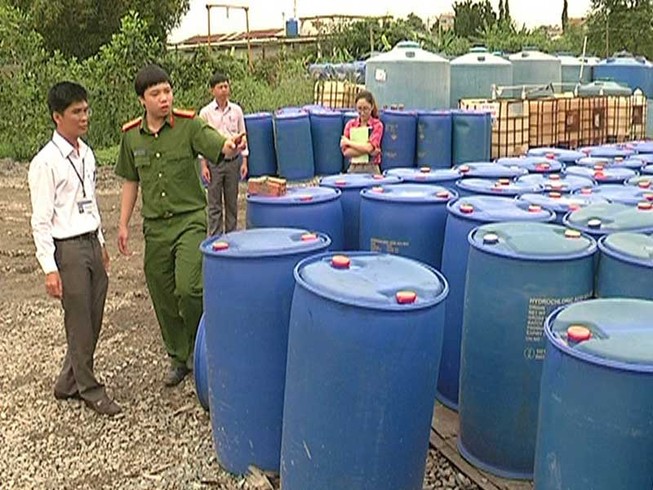 Sang chiết gần 800 thùng acid ngay lối đi của dân