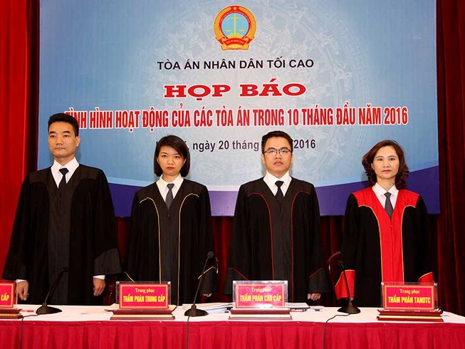 Ngày đầu tiên thẩm phán TAND Tối cao mặc áo thụng