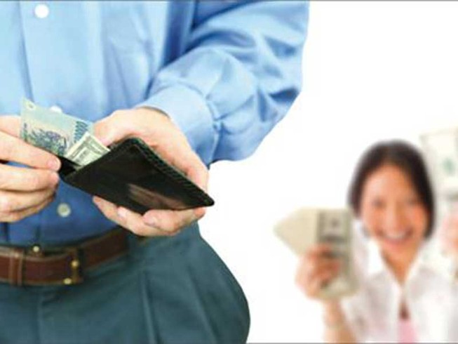 Nắm giữ hết ví của chồng cũng là bạo lực gia đình