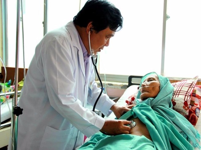 Cứu sống cụ bà 90 tuổi bị xuất huyết tiêu hóa nguy kịch