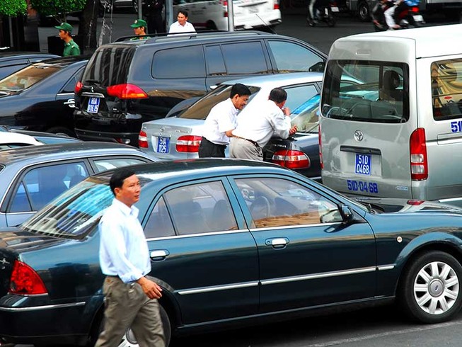 Nóng chuyện xe công, trụ sở, SIM số đẹp...