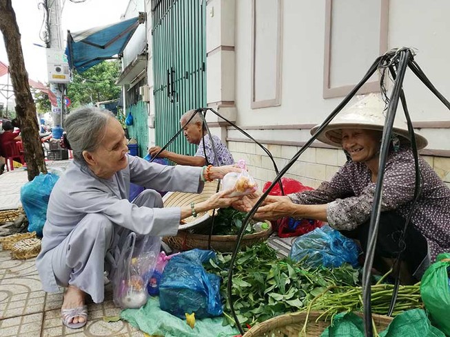 Người cao tuổi đến với bếp ăn tình thương