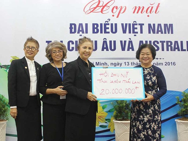 Kiều bào đóng góp cho ngư dân và chiến sĩ