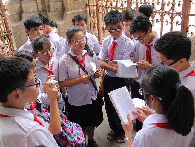 Cô trò lặng người với trò chơi "một người năm ngón tay"