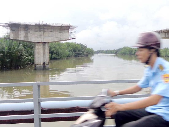 Cầu xây trước, bồi thường sau nên… ách