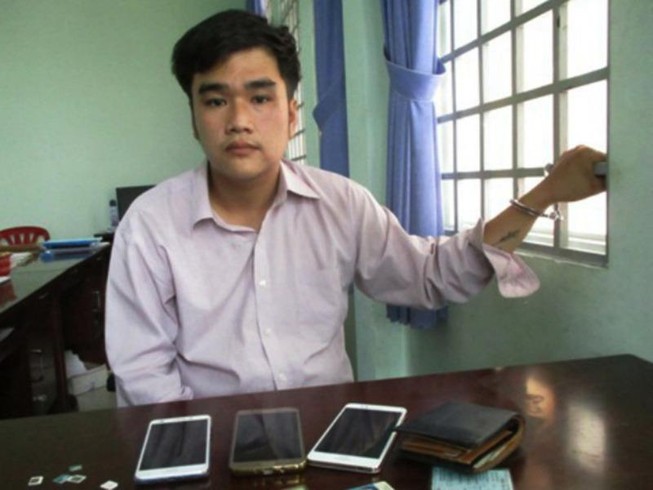 Vì sao các ‘phi công trẻ’ đưa điện thoại cho kẻ lừa?