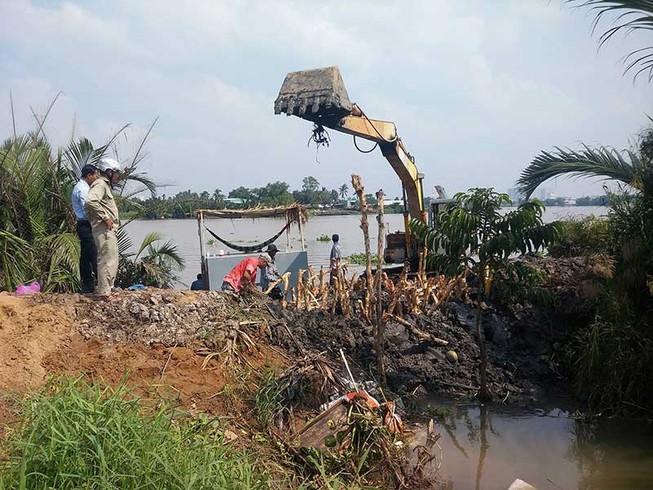 Nước tràn bờ bao sông Sài Gòn, dân không kịp trở tay