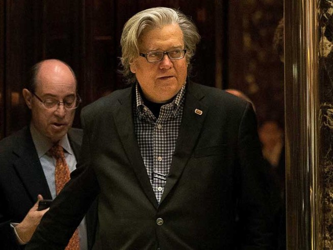 Cố vấn của ông Trump gây sóng gió