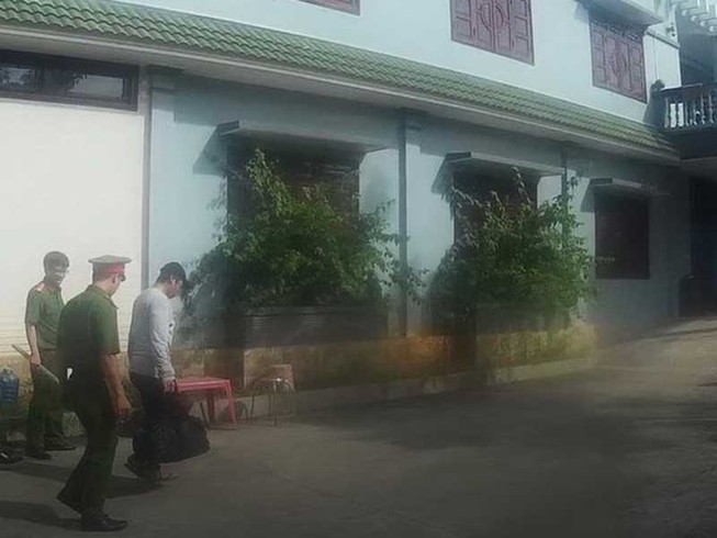 Bị can diễn lại hành vi giết vợ con trưởng ban dân vận