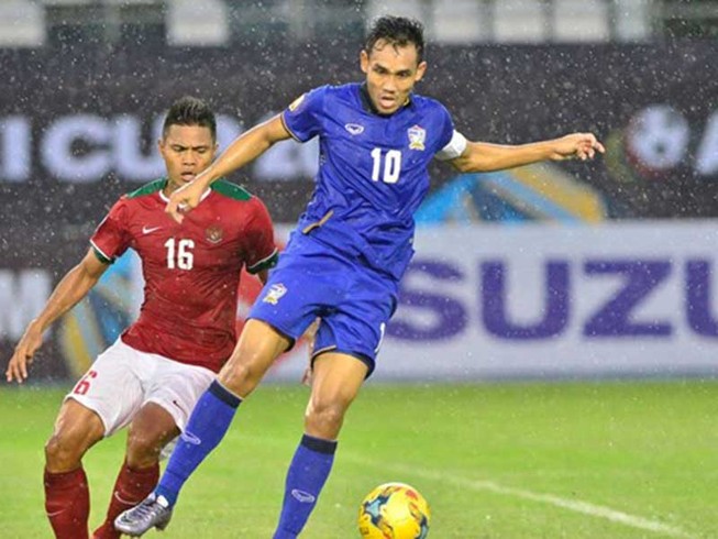 Dangda lập hat trick cho đương kim vô địch