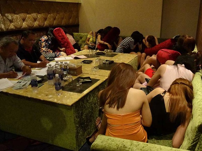 Nhân viên tiếp thị dễ bị lôi kéo bán dâm