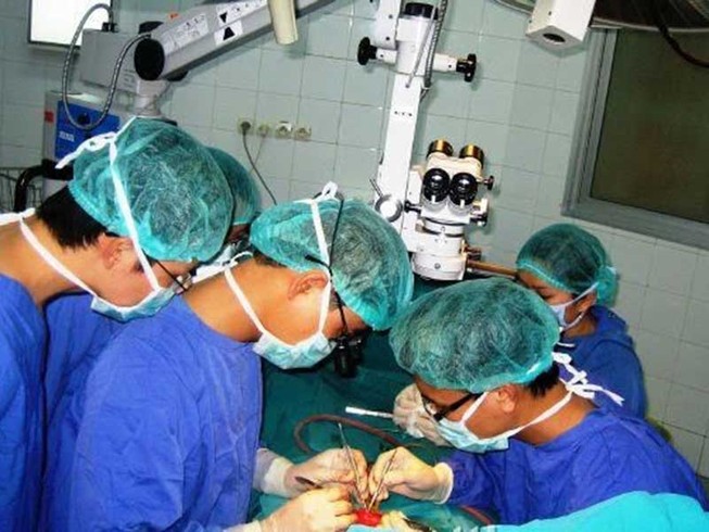 Nối thành công dương vật và 2 tinh hoàn bị đứt rời