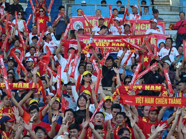 Khi cổ động viên bị tước hết ‘bửu bối’