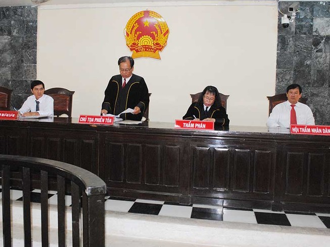 Quan tòa ở An Giang mặc áo choàng khi xét xử