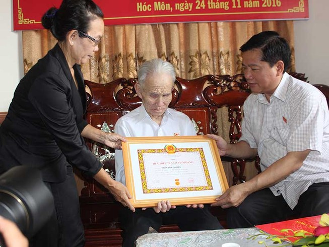 Trao huy hiệu cho người 70 tuổi Đảng