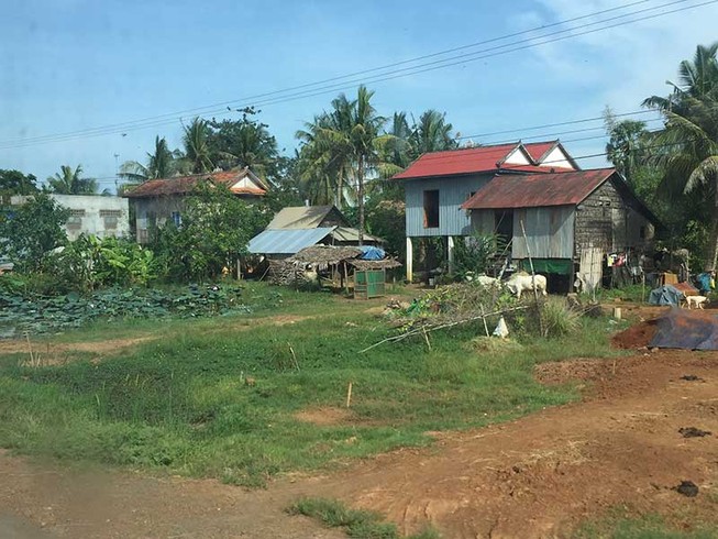 Đất đai mênh mông nhưng vẫn phải cứu đói