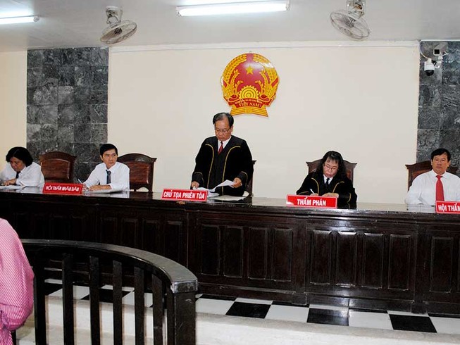 Nên cho hội thẩm mặc áo thụng khi xét xử
