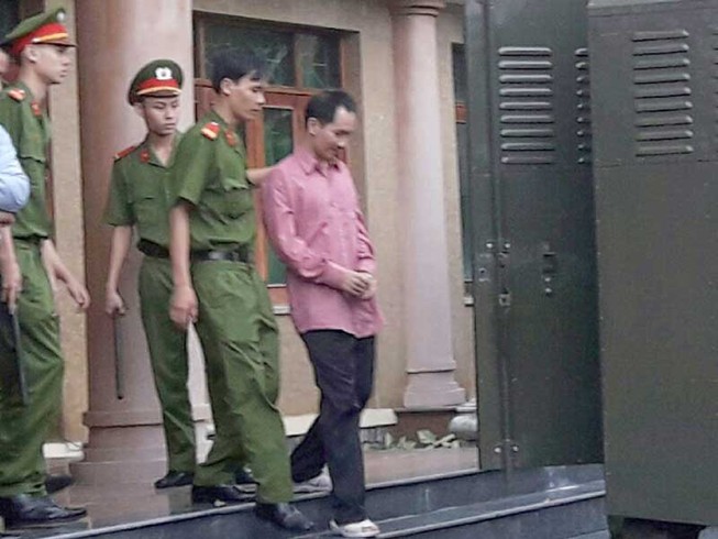 Buộc tội khiên cưỡng từ hai hợp đồng trái luật