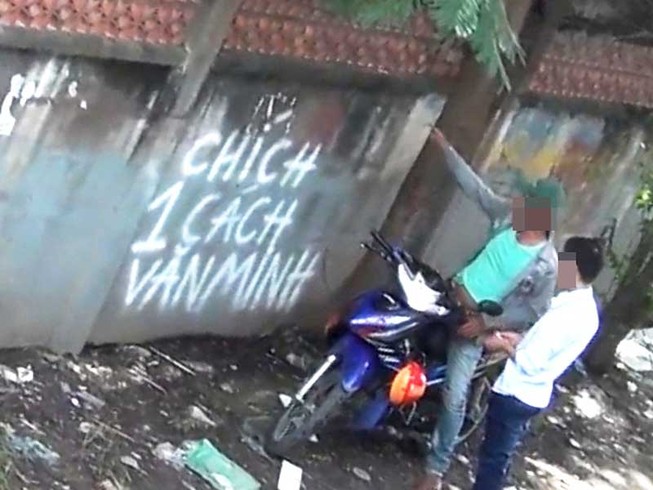 Vẽ chữ ‘chích 1 cách văn minh’ lên tường