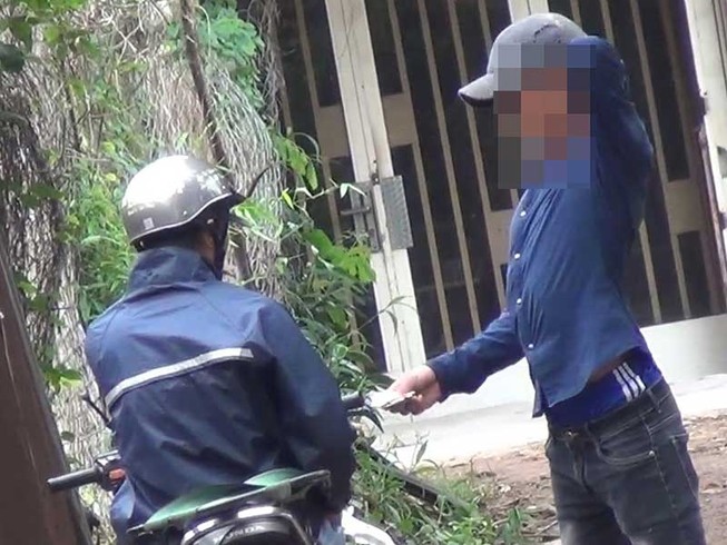 Gầm cầu lổn nhổn kim tiêm