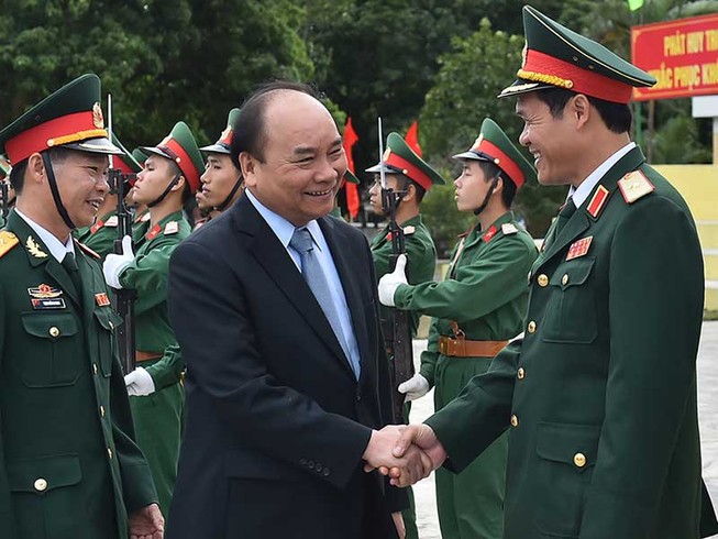 Thủ tướng thăm lữđoàn bảo vệ tuyến đảo Đông Bắc Tổ quốc