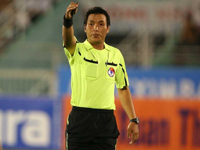 Nỗi niềm trọng tài FIFA tự treo còi