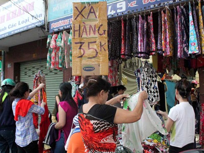 Đi mua hàng sale off cuối năm
