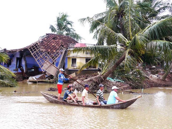 Sau lũ: Đói ăn, mất tết