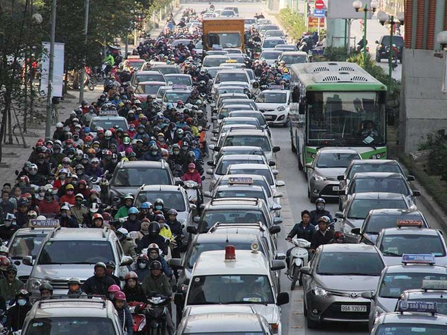 Xe buýt nhanh ‘bò’ giữa ô tô, xe máy