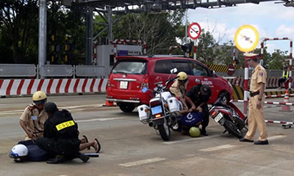 Cảnh sát giao thông truy bắt kẻ cướp giật điện thoại