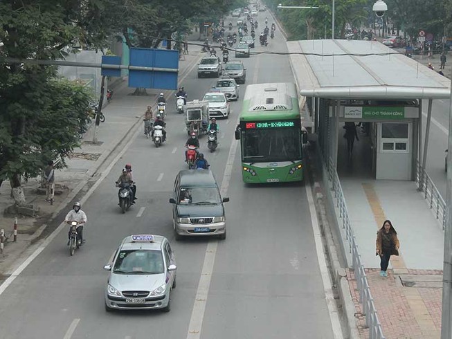 Nhiều phương tiện đi vào làn đường xe buýt nhanh