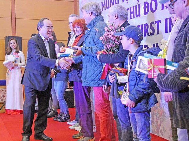 Hà Nội, TP.HCM đón khách quốc tế đầu tiên năm 2017