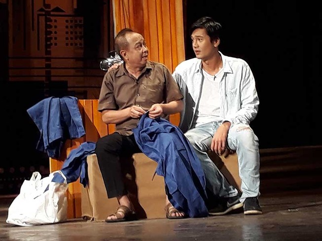Ấm áp tình người dù rơi lệ