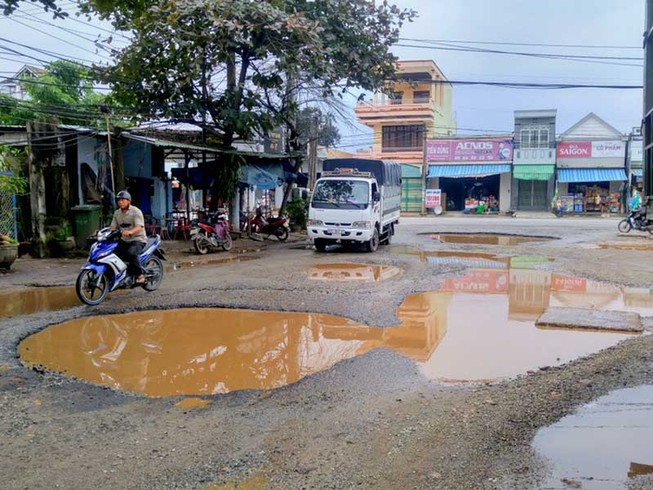 Đường nát như tương, dân vẫn phải cắn răng đi