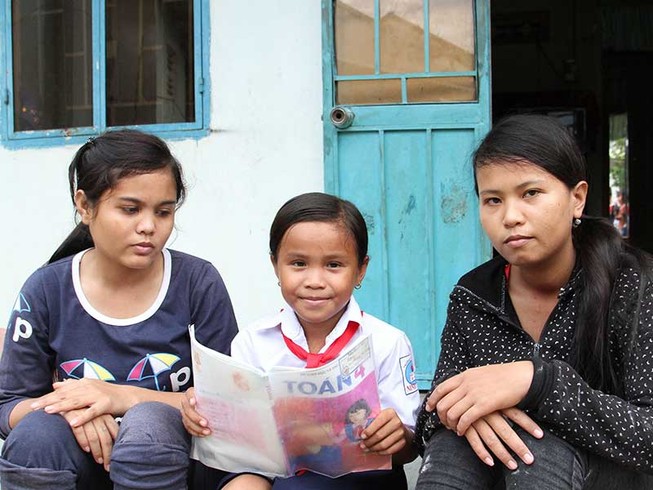 3 chị em Raglai mồ côi nuôi nhau