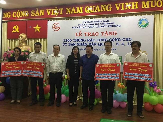 Tặng 1.200 thùng rác để giữ vệ sinh môi trường