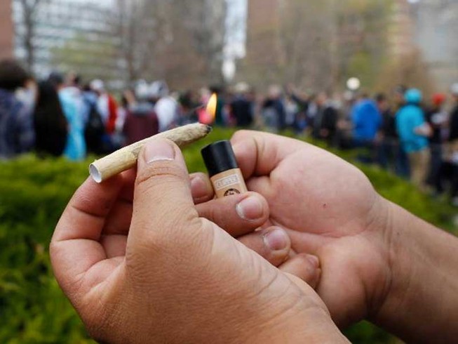 Đòi phát 4.200 điếu cần sa ngày ông Trump nhậm chức