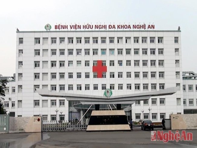 Gắp chiếc kèn đồ chơi trong phế quản bé trai