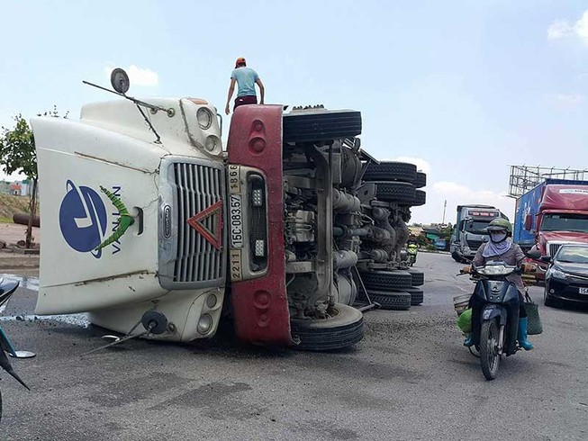 Thiết kế vòng xoay bất cập, xe thi nhau lật