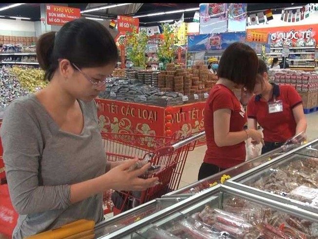 Mùa Tết, bánh kẹo nội yếu thế