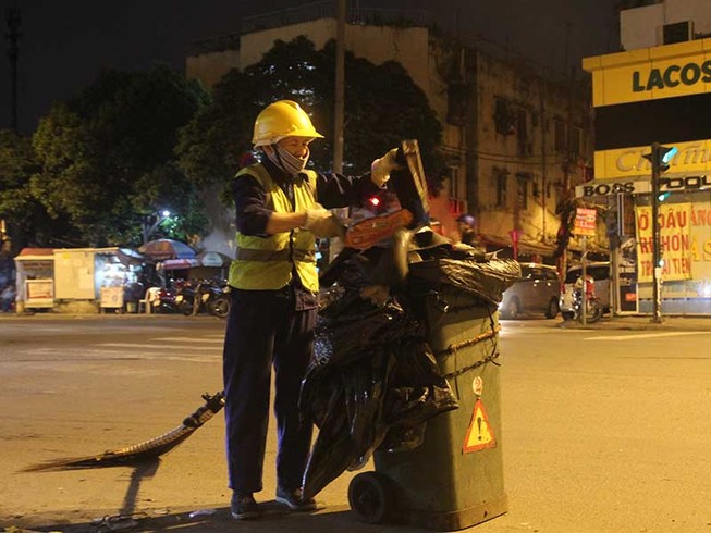 Nhọc nhằn công nhân quét rác