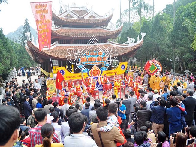 Ngày khai hội, chùa Hương đón 4 vạn du khách