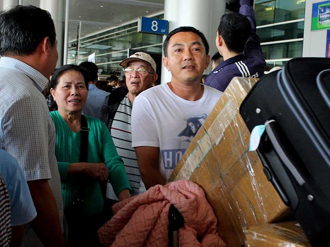 Người dân về lại TP.HCM: Sân bay đông, xe tàu thưa thớt