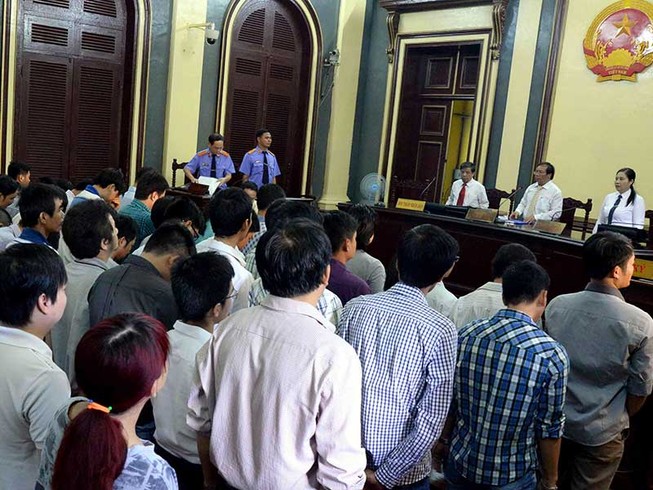 Ăn uống với đương sự, thẩm phán sẽ bị hạ lương?